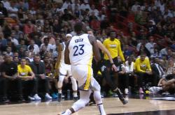 开云体育在线-火箭主场战胜小牛，终结两连败