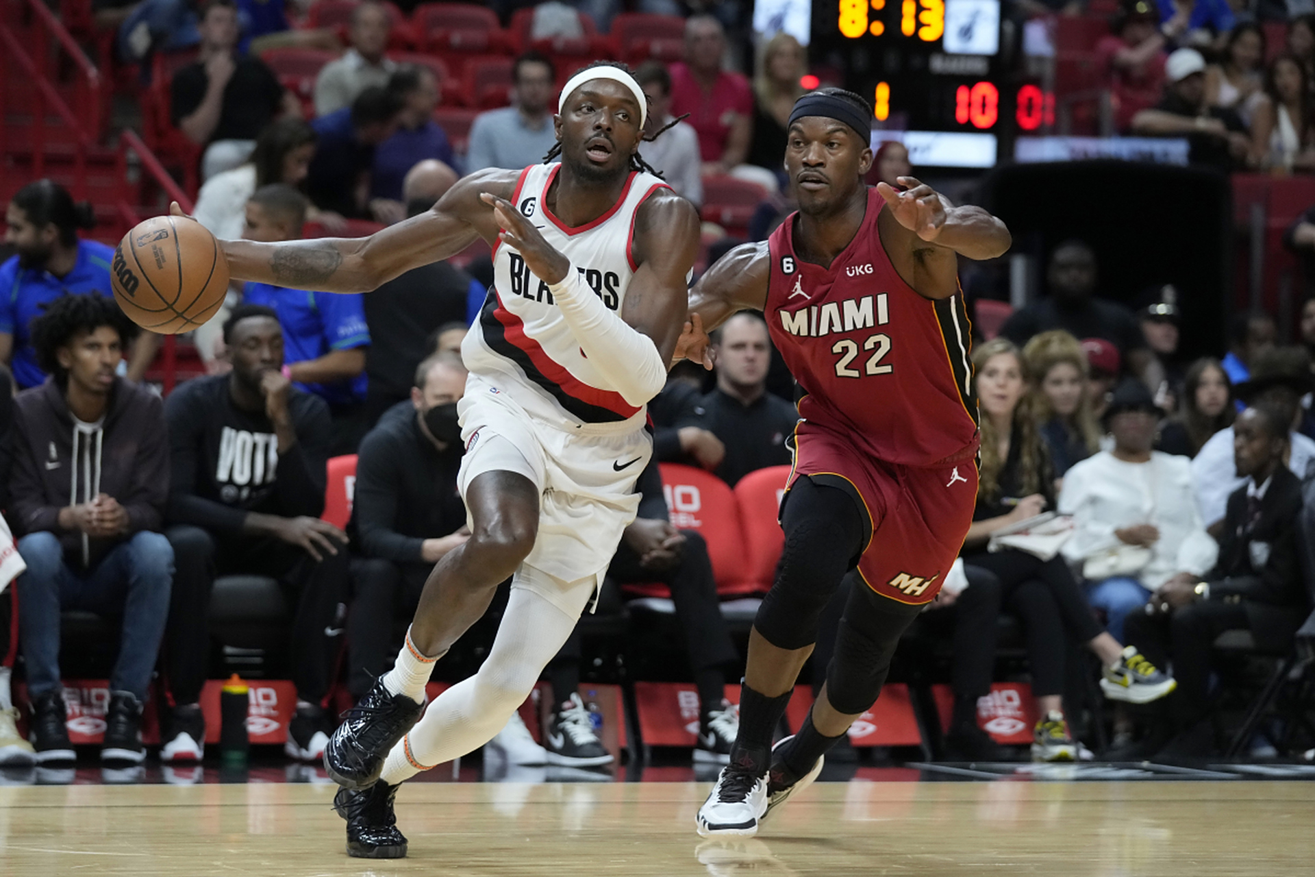 火箭主场战胜小牛,终结两连败 火箭主场战胜小牛,终结两连败