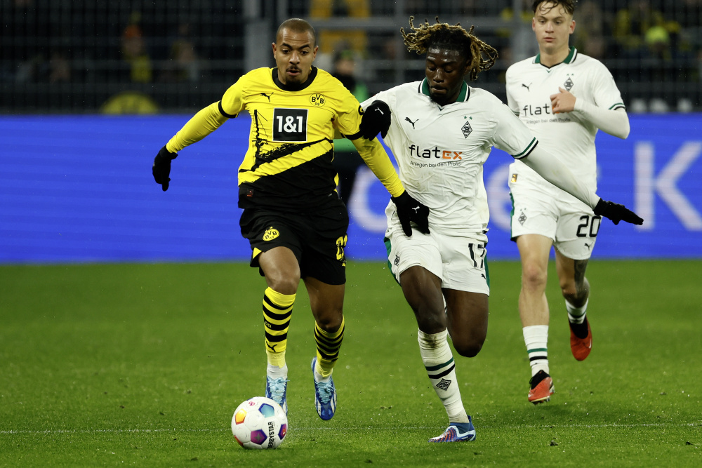 包含门兴格拉德巴赫客场失利，德甲前三位位置仍稳坐的词条